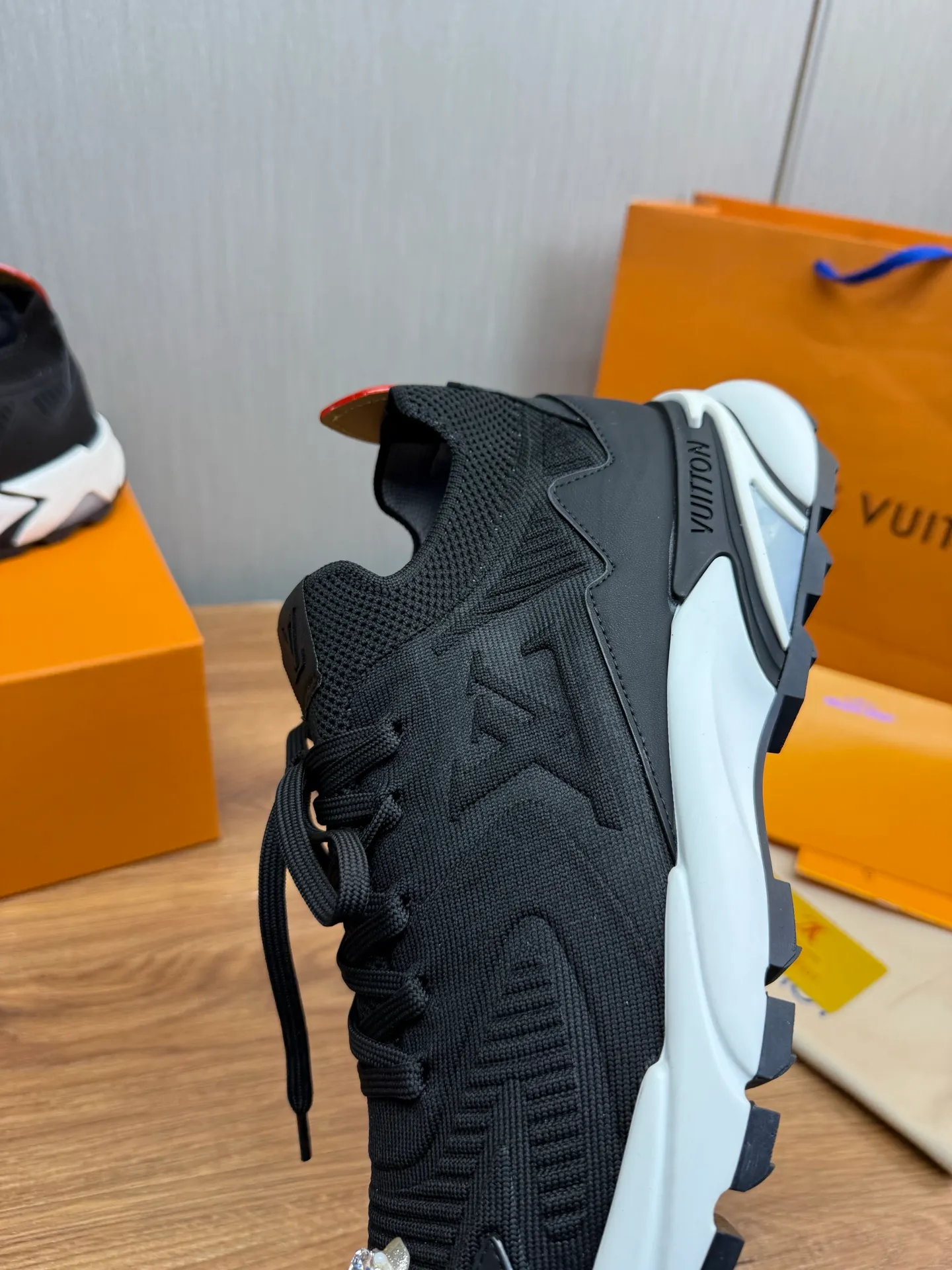 Men's Men's Shoes 580💰 🌈LV | Louis Vuitton 2025 LV Louis Vuitton L House Donkey Brand Latest Olympia Series Couple Style Silver Horn King Casual Sports Shoes Running Shoes This LV Olympia sports shoe combines mesh fabric and metallic synthetic leather and other technical fabrics to reinterpret the classic running shoe design with a neat and simple design. Lightweight EVA outsole provides a stretchy fit. Rich details such as Monogram embossing and LV letters establish recognition. Exquisite packaging at the delivery counter 🛍📦 ▪️Fabric: original imported technical fabric + mesh ▪️Inner lining: original customized breathable mesh ▪️Sole: original molded rubber foam material ▪️Sole thickness: 3.5CM ▪️Size: 38-44 yards